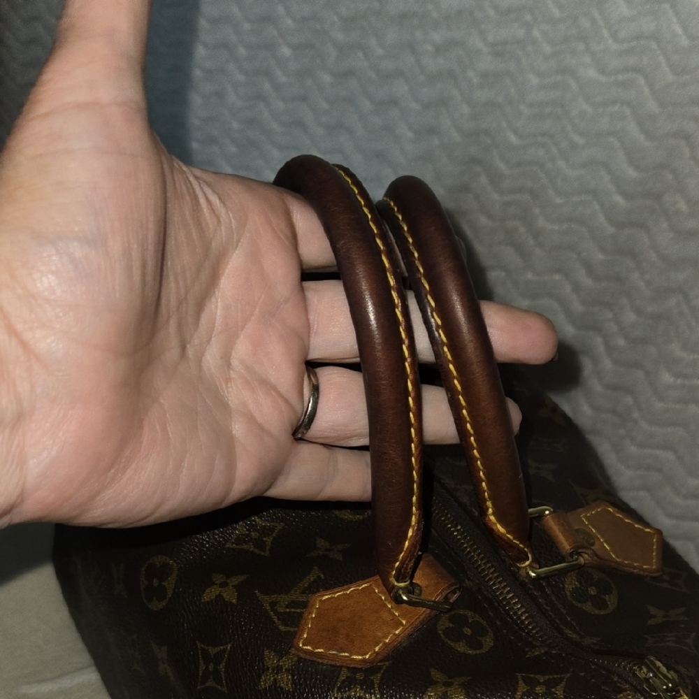 Authentic  Vuitton Brown Monogram Speedy 30. - Picture 3 of 9